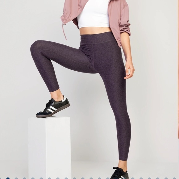 NWT OLD NAVY Extra High-Waisted Cloud+ 7/8 Leggings Color: Nebula SIZE MEDUIM - Picture 3 of 7